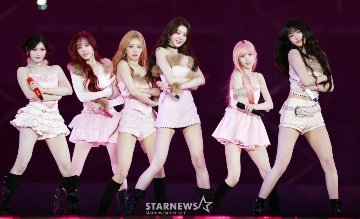 Group IVE members Leezy, Leeseo, An Yujin, Jang Wonyoung, Gaeul, and Lee Seo are performing a wonderful stage at the StarNews-hosted "10th Anniversary Asia Artist Awards 2025 ('10th AAA 2025')" held at Kaohsiung National Stadium on the 6th. /2025.12.06 / Photo=Im Sung-kyun tjdrbs23@