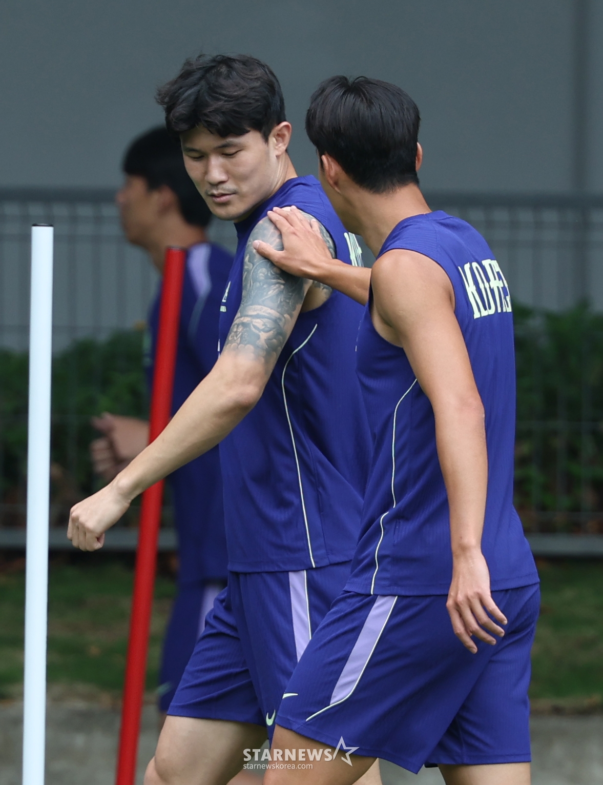 Son Heung-min (derecha) toca el tatuaje de Kim Min-jae. /Foto=corresponsal jefe Kim Jin-kyung
