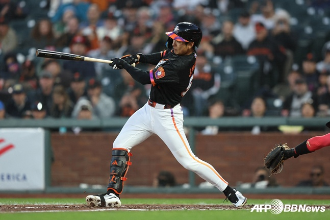 Lee Jung-hoo of the San Francisco Giants started at fifth spot in the batting order and right fielder in the 2026 MLB home game against the Washington Nationals at Oracle Park in San Francisco, California, USA, on the 10th, and hit a two-run double down the right-field line with one out and runners on first and third in the bottom of the fifth inning. /AFPBBNews=NEWS1