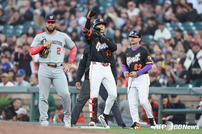 Lee Jung-hoo of the San Francisco Giants (center) started at fifth spot in the batting order and right fielder in the 2026 MLB home game against the Washington Nationals at Oracle Park in San Francisco, California, USA, on the 10th, hit a hit in the bottom of the third inning, and performed a ceremony. /AFPBBNews=NEWS1