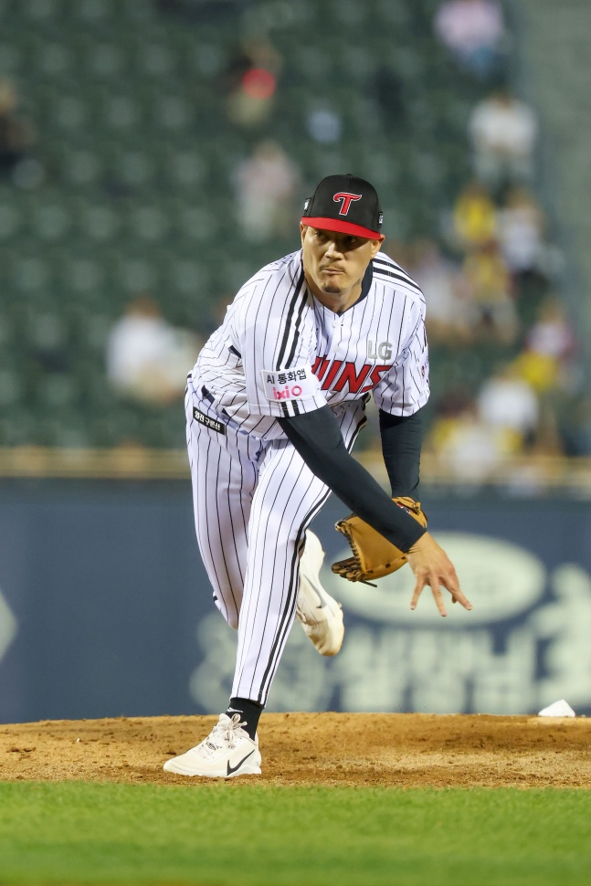 LG's Rio pitches during the SSG game on the 10th at Jamsil. /Photo=LG Twins