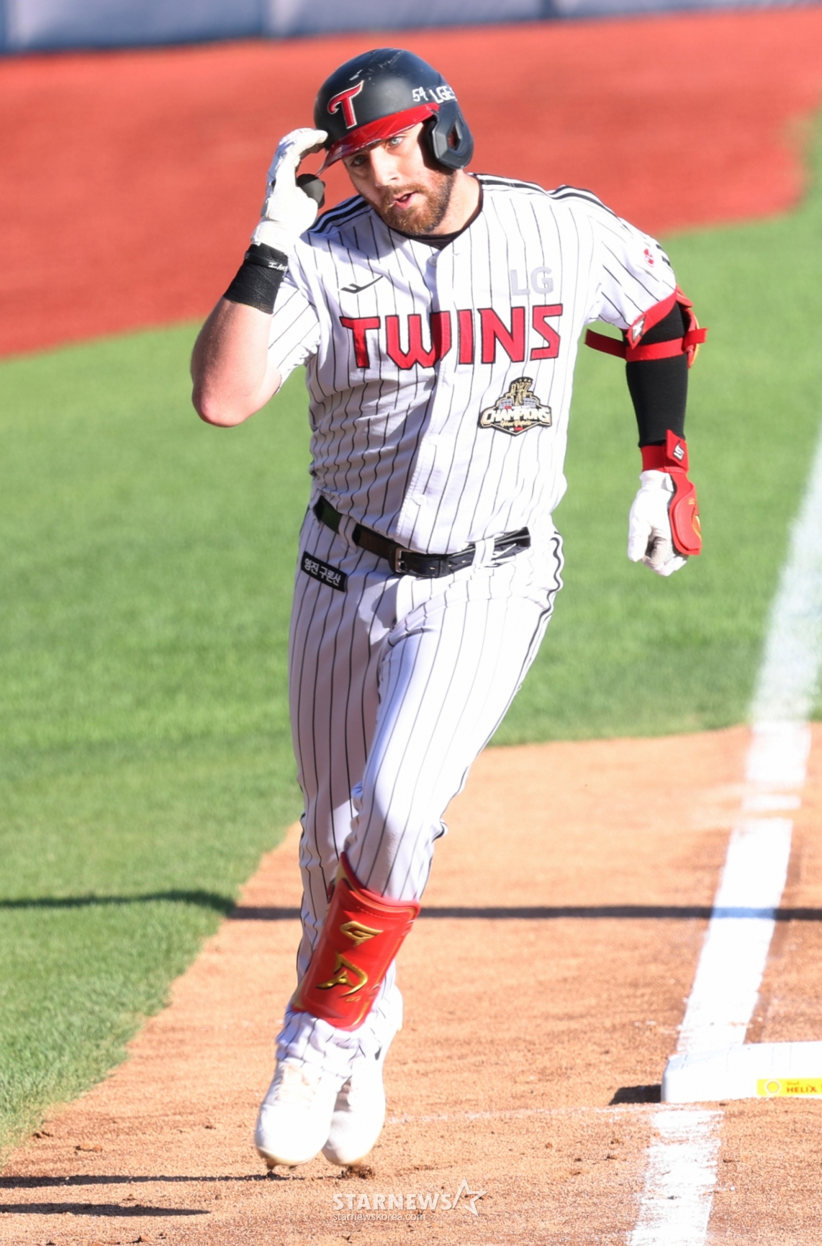 El partido de la Liga KBO 2026 entre los LG Twins y los KIA Tigers se disputó el día 30 en el estadio de béisbol Jamsil de Seúl. En el tercer inning por la tarde, con bases vacías, el jardinero de LG, Austin, conectó un jonrón de una carrera desde el lado izquierdo del campo y corrió hacia la base. /foto=corresponsal jefe Kim Jin-kyung