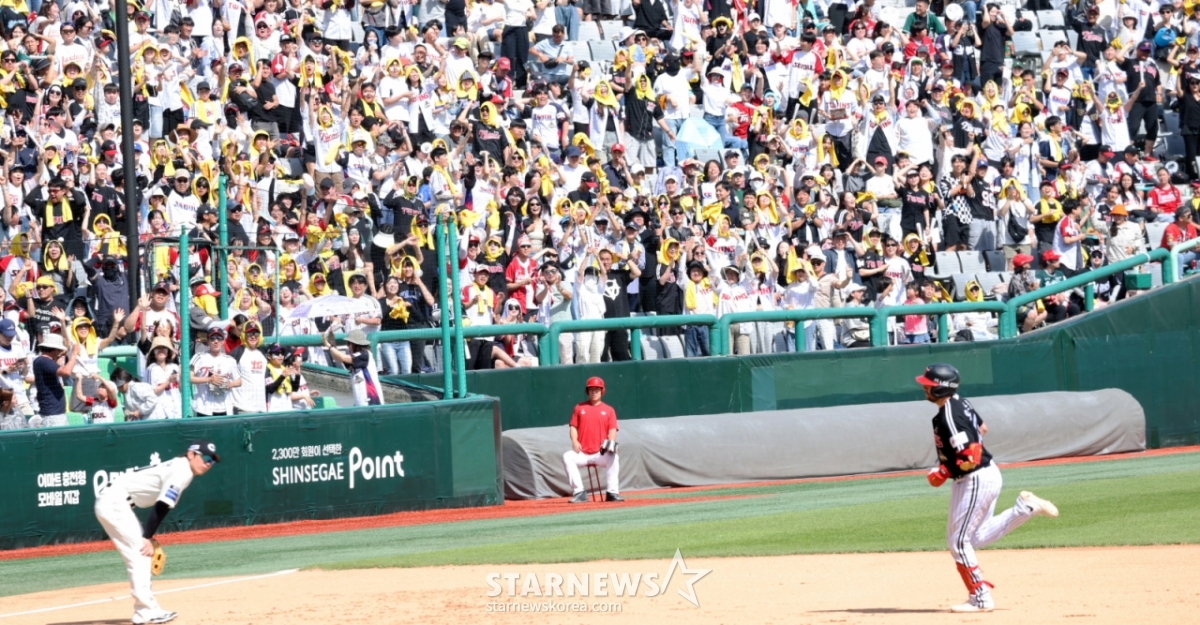 Austin, el tercer bateador de LG, conecta un jonrón de tres carreras al campo izquierdo contra Kim Geon-woo en la parte baja de la quinta entrada, con dos outs y corredores en segunda y tercera base, en el partido entre SSG Landers y LG Twins disputado el 17 de 2026 en Landers Field, mientras regresa a casa. 2026.05.17. /Foto=reportero sénior Kang Young-jo