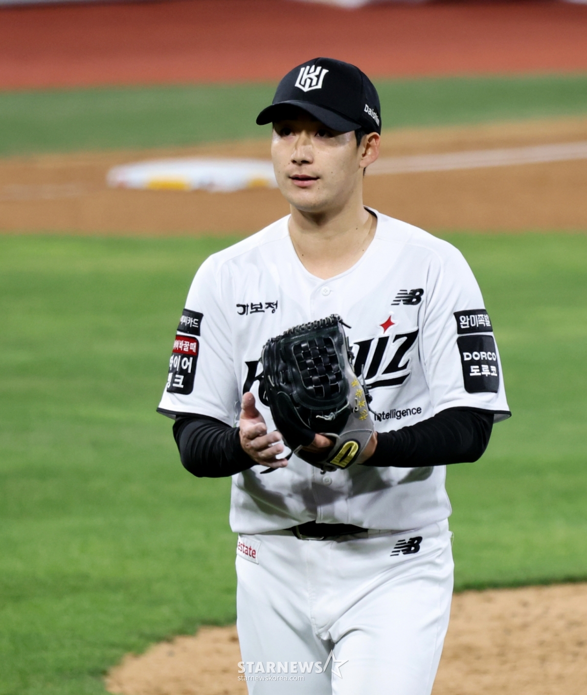 El lanzador relevista diestro de KT, Sugiimoto, finaliza la parte baja de la séptima entrada sin permitir carreras en el partido de la Liga KBO 2026 entre LG Twins y KT Wiz, celebrado el 28 en el Suwon KT Wiz Park. 2026.04.28. El lanzador relevista diestro de KT, Sugiimoto, finaliza la parte baja de la séptima entrada sin permitir carreras en el partido de la Liga KBO 2026 entre LG Twins y KT Wiz, celebrado el 28 en el Suwon KT Wiz Park. 2026.04.28. /foto=Kang Young-jo cameratalks@
