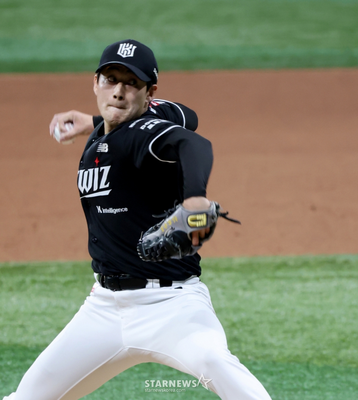 El lanzador relevista diestro de KT, Sugiimoto, se presenta en la parte alta de la séptima entrada para lanzar sin permitir carreras en el partido de la Liga KBO 2026 entre KT Wiz y Kiwoom Heroes, que se celebró el 10 en el Gocheok Sky Dome. 2026.05.10. El lanzador relevista diestro de KT, Sugiimoto, se presenta en la parte alta de la séptima entrada para lanzar sin permitir carreras en el partido de la Liga KBO 2026 entre KT Wiz y Kiwoom Heroes, que se celebró el 10 en el Gocheok Sky Dome. 2026.05.10. /Foto=Kang Young-jo cameratalks@