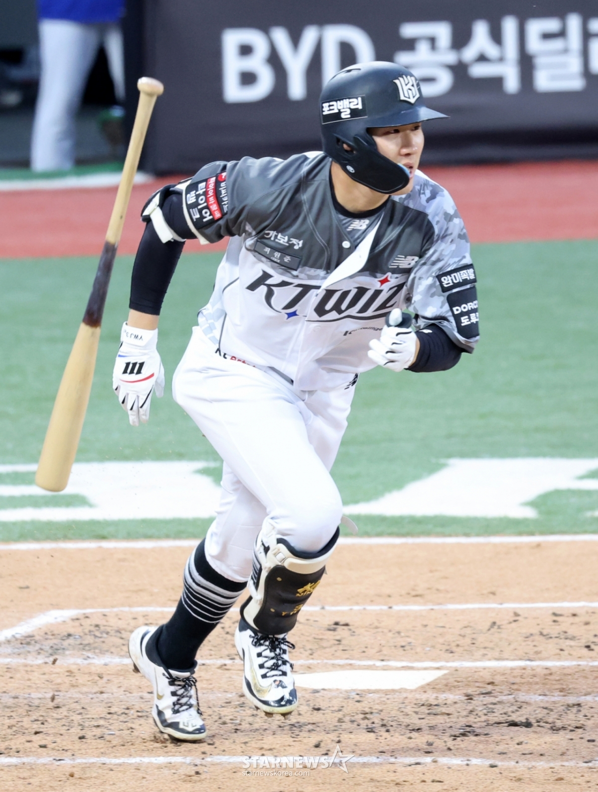 KT leadoff hitter Choi Won-jun reached base with a hit in the bottom of the third inning with no outs and a runner on first at SuwonKT Wiz Park during the 2026 KBO League Samsung Lions vs. KT Wiz game on June 9, 2026. /Photo=Senior reporter Kang Young-jo cameratalks@