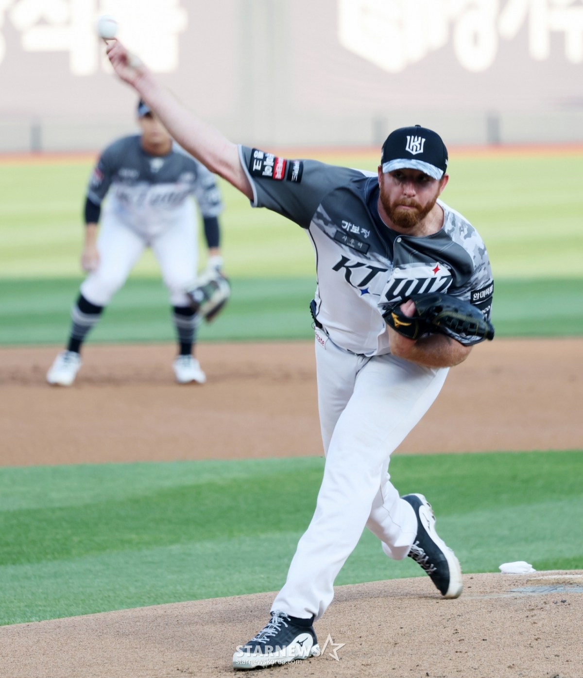 KT right-handed pitcher Sawyer started and pitched effectively in the 2026 KBO League Samsung Lions vs. KT Wiz game at SuwonKT Wiz Park on June 10, 2026. /Photo=Senior reporter Kang Young-jo cameratalks@