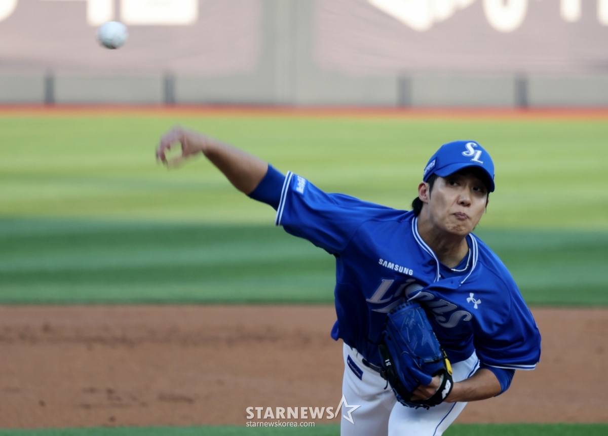 Samsung right-handed pitcher Won Tae-in started and pitched effectively in the 2026 KBO League Samsung Lions vs. KT Wiz game at SuwonKT Wiz Park on June 10, 2026. /Photo=Senior reporter Kang Young-jo cameratalks@