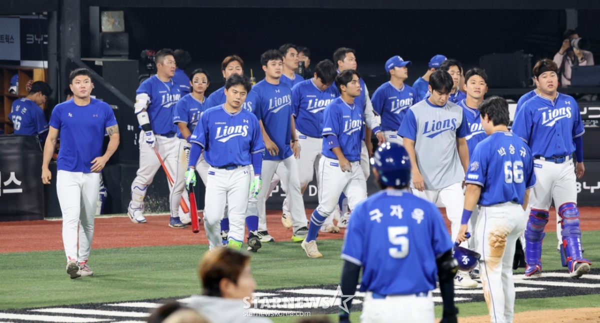 Samsung's last batter, Gu Ja-wook, and teammates walk off with disappointed steps after losing to KT Wiz at Suwon KT Wiz Park on the 10th in the 2026 KBO League Samsung Lions vs. KT Wiz game. 2026.06.10. /Photo=Senior reporter Kang Young-jo cameratalks@