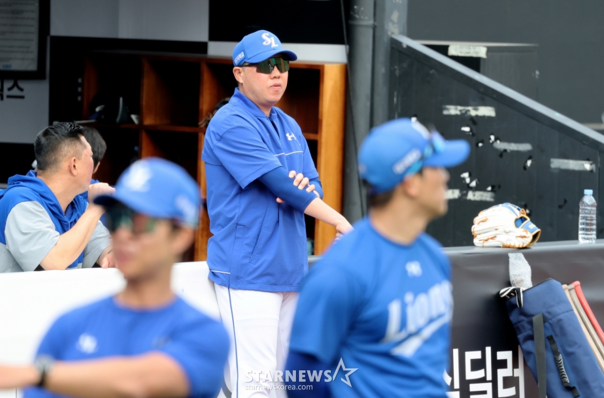 Samsung manager Park Jin-man inspects players training ahead of the 2026 KBO League Samsung Lions vs. KT Wiz game at Suwon KT Wiz Park on the 9th. Samsung is in third place, half a game behind KT. 2026.06.09. /Photo=Senior reporter Kang Young-jo cameratalks@