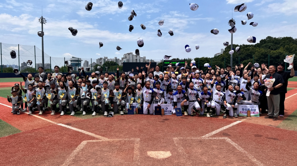 Los jugadores de Hwagok Primary School y Gomyeong Primary School de Seúl posaron para una foto conmemorativa después de finalizar el '2026 8.ª Copa Seúl de béisbol infantil' el día 9 en el estadio de béisbol de Guryeong, Seúl. /Foto=Asociación de Béisbol y Softbol de Seúl