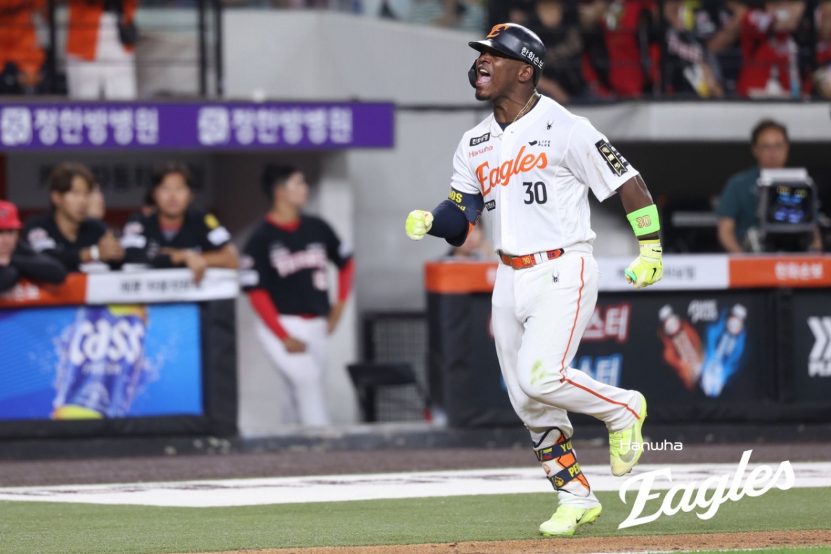 El 9, en el partido entre KIA y Hanwha en Daejeon, Peraza marcó un jonrón solitario en la octava entrada y celebró. /foto=Hanwha Eagles