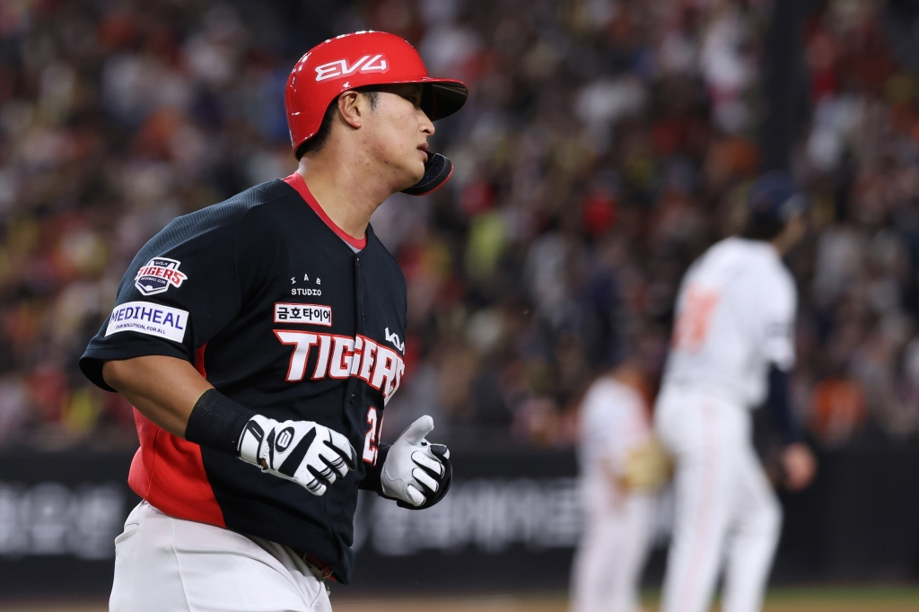 KIA Tigers' Byun Woo-hyuk rounds the bases after hitting a solo home run in the seventh inning against the Daejeon Hanwha Eagles on the 10th. /Photo=KIA Tigers