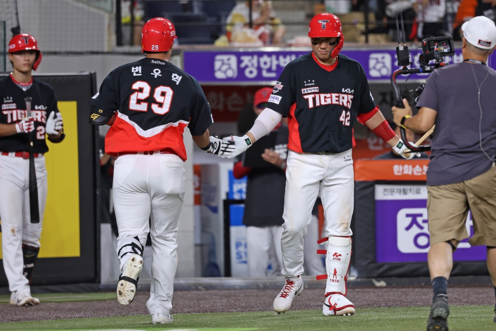 KIA Tigers' Byun Woo-hyuk (left) on the 10th. /Photo=KIA Tigers