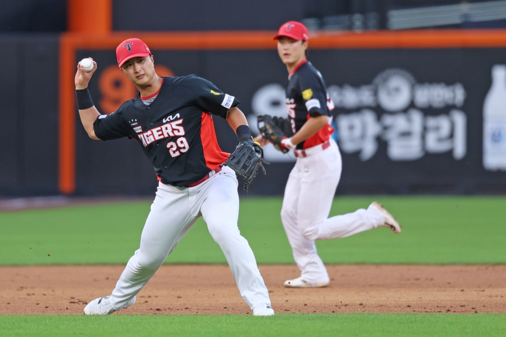 KIA Tigers' Byun Woo-hyuk's defensive play on the 10th. /Photo=KIA Tigers