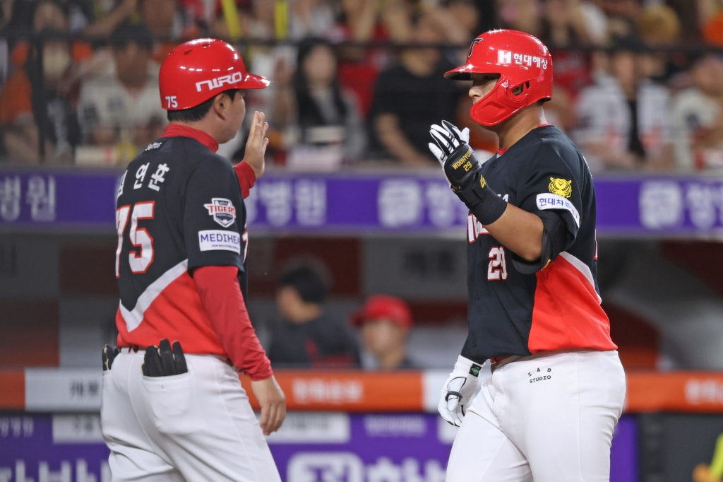 KIA Tigers' Byun Woo-hyuk (right) on the 10th. /Photo=KIA Tigers