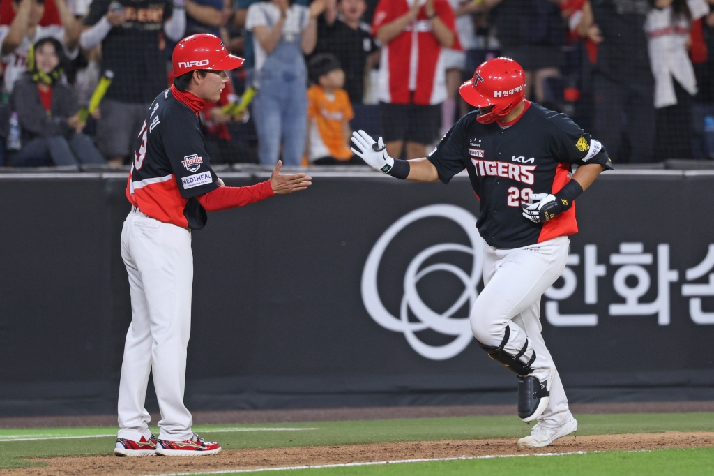 KIA Tigers' Byun Woo-hyuk (right) on the 10th. /Photo=KIA Tigers