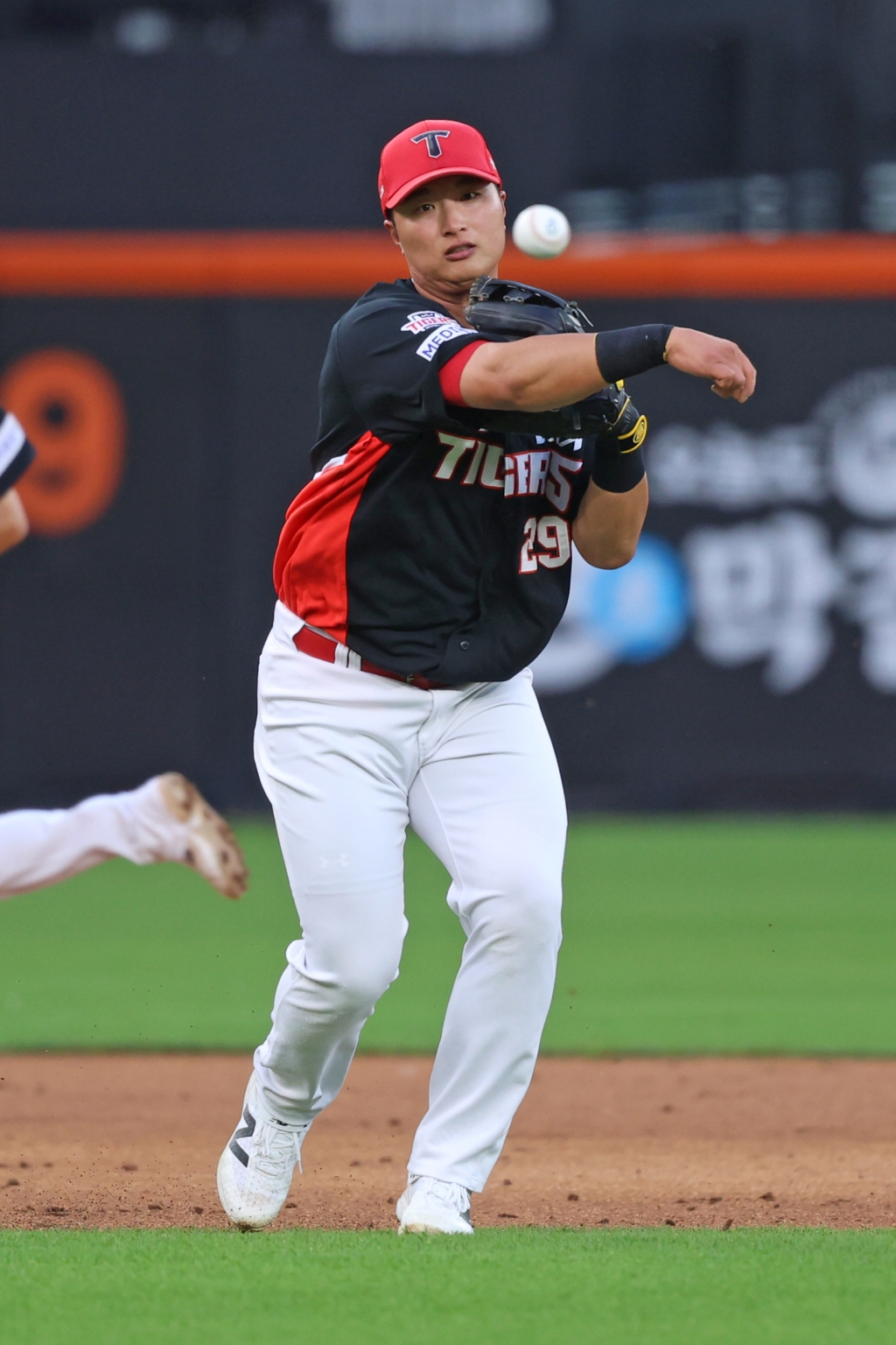KIA Tigers' Byun Woo-hyuk's defensive play on the 10th. /Photo=KIA Tigers