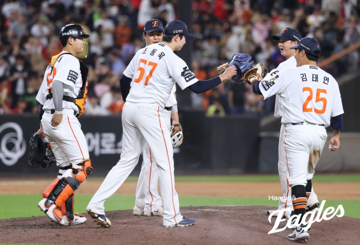 Hanwha players celebrating after the game on the 10th. /Photo=Hanwha Eagles