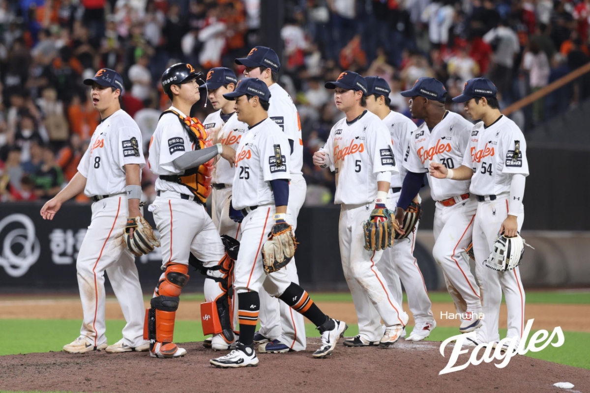 Hanwha players celebrating after the game on the 10th. /Photo=Hanwha Eagles