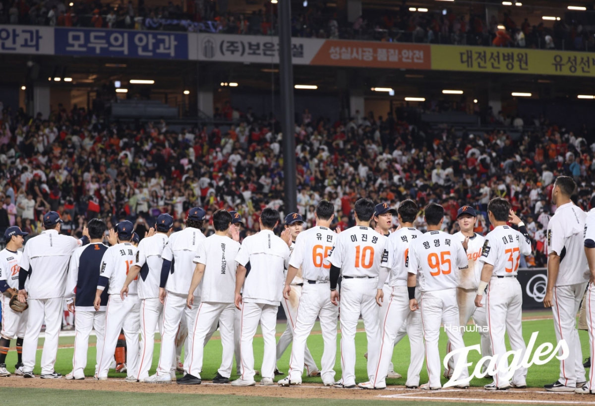 Hanwha players celebrating after the game on the 10th. /Photo=Hanwha Eagles