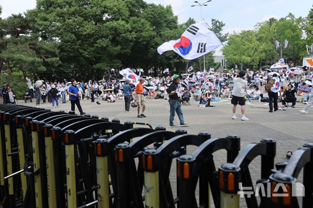 Граждане продолжают акцию протеста против блокировки избирательных участков в Джамсиле. /Фото = Предоставлено Newsis