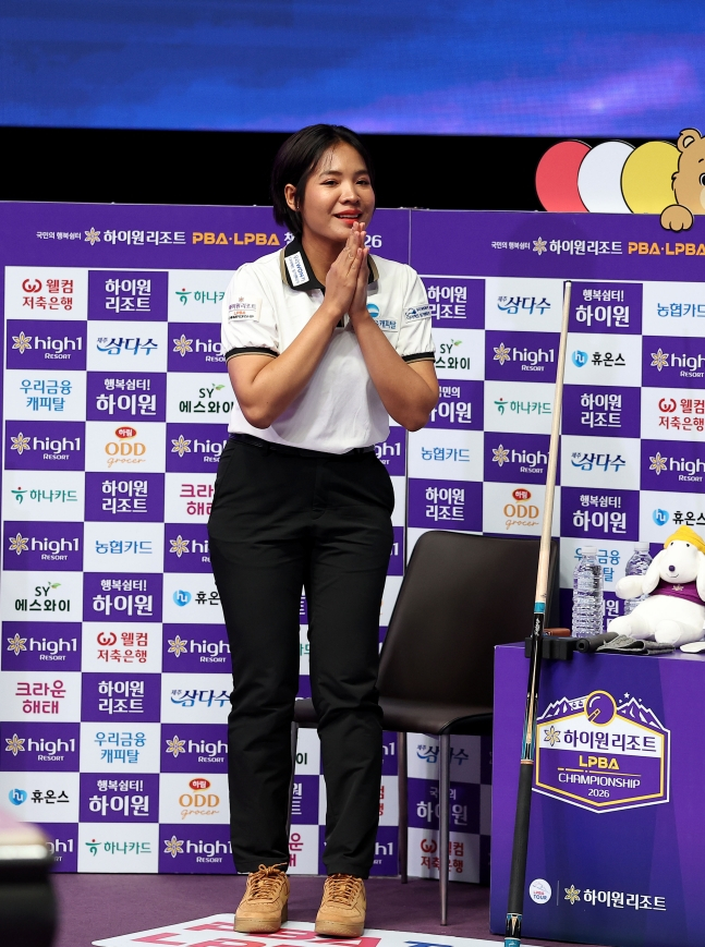 10日,在江原道旌善郡High1度假村Grand酒店会议塔举行的职业台球2026-2027赛季第二次巡回赛"国民幸福休息地High1度假村PBA-LPBA冠军赛"LPBA决赛上,斯隆皮亚比正在向观众们致意。 =PBA巡回赛。