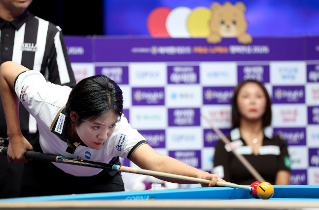 Srong Piyabi (left) takes a stroke during the LPBA final of the "People's Happy Resting Place High1 Resort PBA-LPBA Championship," the second tour of the 2026-2027 professional billiards season held on the 10th at the Grand Hotel Convention Tower of High1 Resort in Jeongseon County, Gangwon Province. /Photo=Provided by PBA Tour