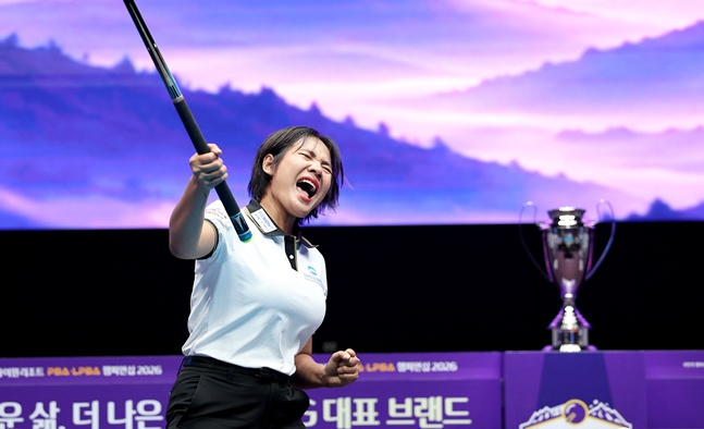 Srong Piyabi roars after securing the LPBA title at the "People's Happy Resting Place High1 Resort PBA-LPBA Championship," the second tour of the 2026-2027 professional billiards season held on the 10th at the Grand Hotel Convention Tower of High1 Resort in Jeongseon County, Gangwon Province. /Photo=Provided by PBA Tour