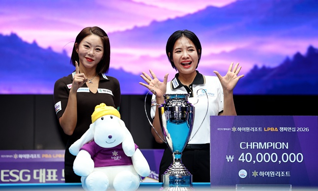 Srong Piyabi (right) poses for a commemorative photo with runner-up Kim Ka-young after winning the LPBA title at the "People's Happy Resting Place High1 Resort PBA-LPBA Championship," the second tour of the 2026-2027 professional billiards season held on the 10th at the Grand Hotel Convention Tower of High1 Resort in Jeongseon County, Gangwon Province. /Photo=Provided by PBA Tour