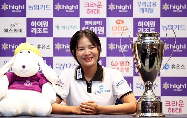 Srong Piyabi shares her thoughts at a press conference after winning the LPBA title at the "People's Happy Resting Place High1 Resort PBA-LPBA Championship," the second tour of the 2026-2027 professional billiards season held on the 10th at the Grand Hotel Convention Tower of High1 Resort in Jeongseon County, Gangwon Province. /Photo=Provided by PBA Tour