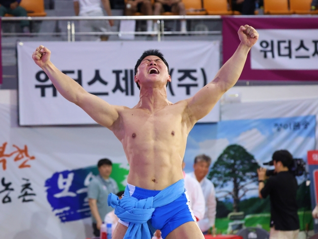 Jeon Seong-geun roars after winning the Sobak Jangsa (72 kg and under) final (best of five, first to three wins) at the 'Weathers Pharmaceutical 2026 Boeun Dano Jangsa Ssireum Tournament' held on the 10th at the Boeun National Sports Center in Boeun County, North Chungcheong Province. /Photo=Korea Ssireum Association