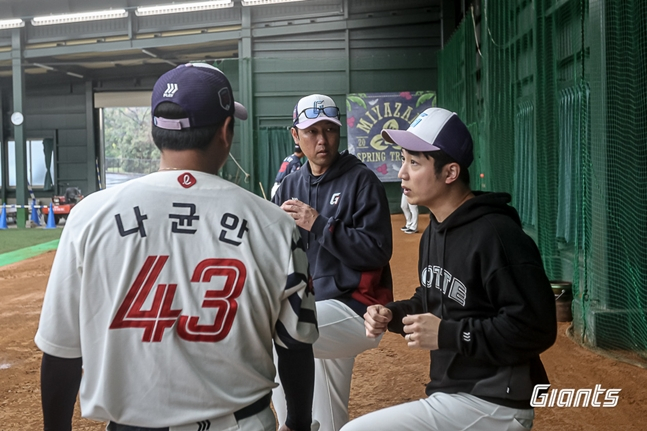 En febrero, durante el campamento de primavera, el coordinador Kanemura (centro) instruye a Na Gyun-an (izquierda). /Foto=Lotte Giants