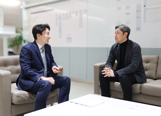 El coordinador Kanemura conversa con el director general de Lotte, Park Jun-hyeok (izquierda). /Foto=Lotte Giants