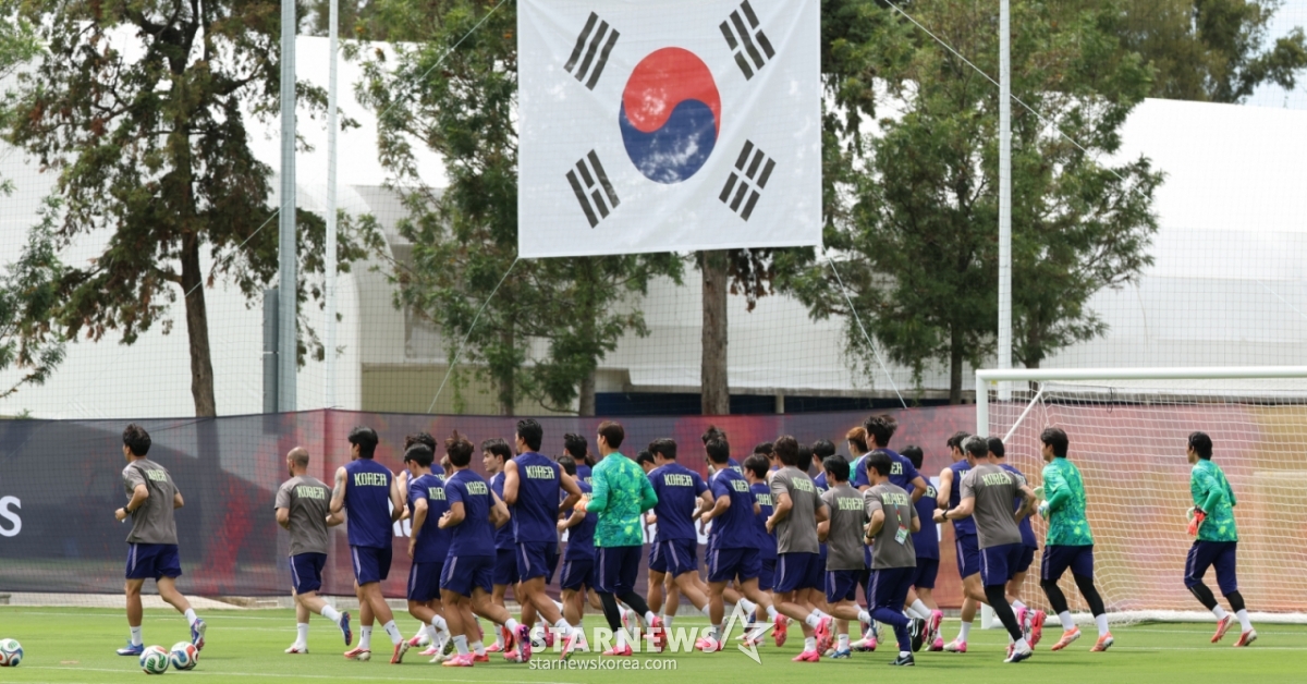 The South Korean national football team conducted its first training session at Chivas Valle Verde in Guadalajara, Mexico, on the 6th, five days before the 2026 CONCACAF World Cup. The Taegeuk Warriors are performing running training. Coach Hong Myung-bo's team will play the fateful group stage opener against Czech Republic on the morning of June 12 (Korean time) and the watershed second match against host nation Mexico on the morning of the 19th, one week later, at this venue in Guadalajara. /Photo=Kim Jin-kyung kim.jinkyung@