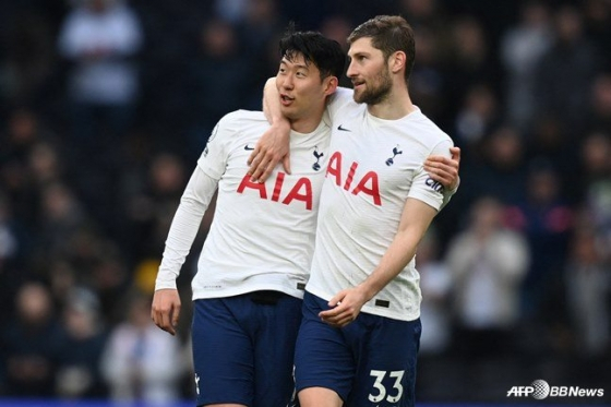 Son Heung-min (left) and Ben Davies. /AFPBBNews=NEWS1