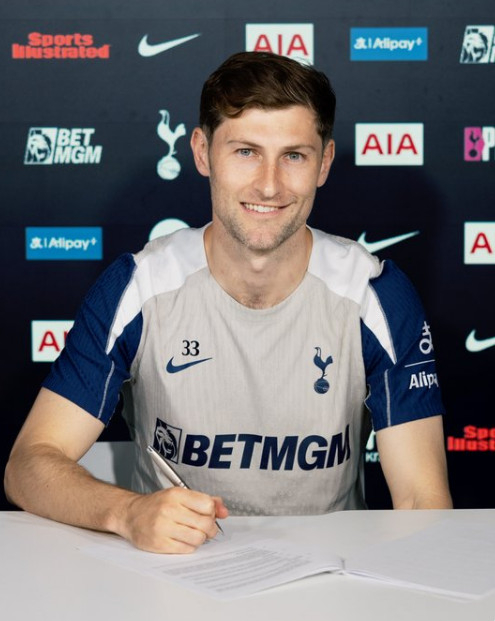 Ben Davies signing the contract. /Photo=Tottenham official SNS archive