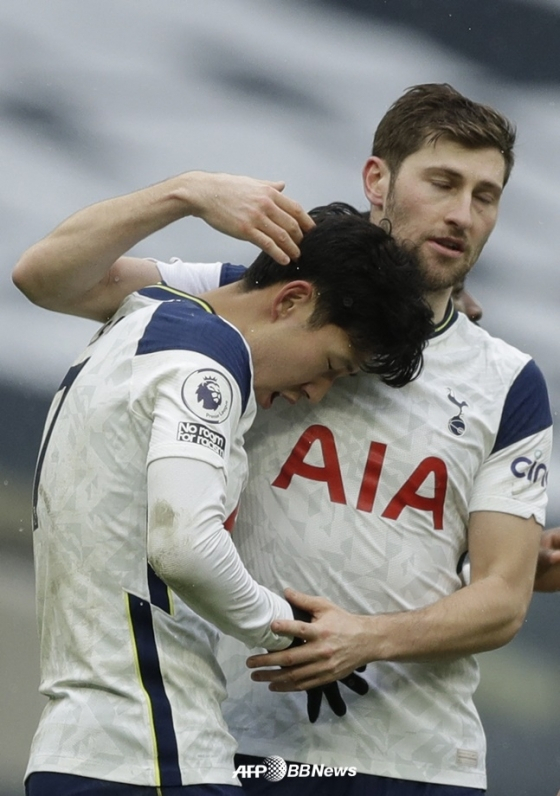 Son Heung-min (left) and Ben Davies. /AFPBBNews=NEWS1