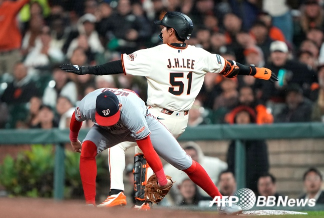 李ジョンフが11日（韓国時間）、米サンフランシスコのオラクルパークで行われた2026MLBレギュラーシーズンのワシントンとのホーム試合で安打を放ち、1塁に入っている。 /AFPBBNews=ニュース1