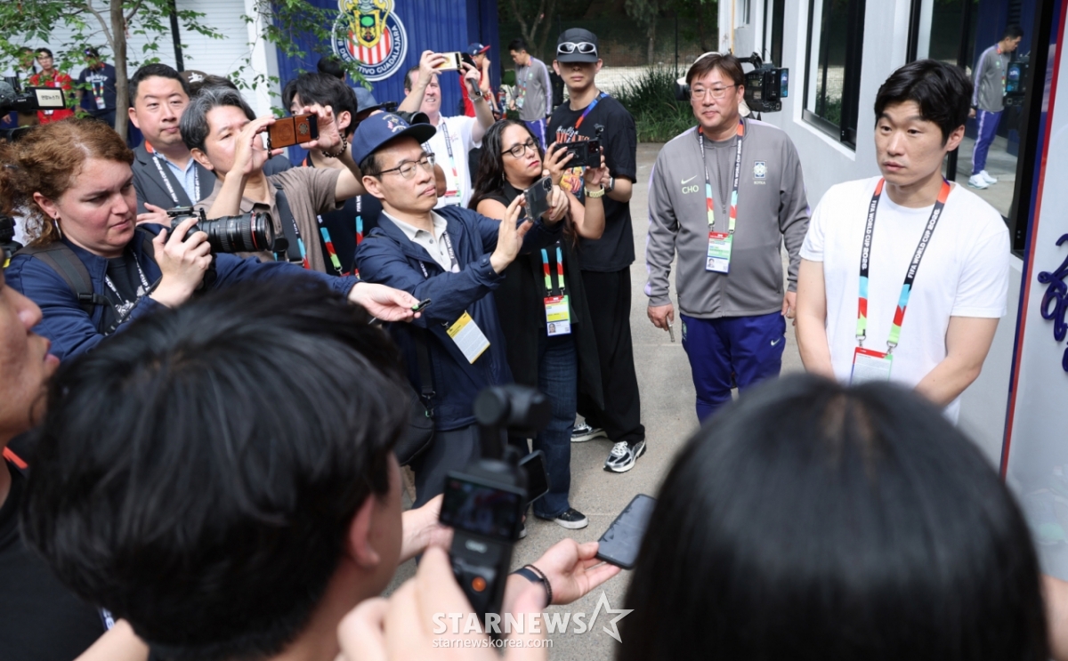 On the 10th, one day before the 2026 FIFA World Cup in North America, Central America, and the Caribbean, the South Korean national football team held a training session at Chivas Verde Valle in Guadalajara, Mexico. Commentator Park Ji-sung visited the training ground and responded to interviews with reporters. /Photo=Chief correspondent Kim Jin-kyung