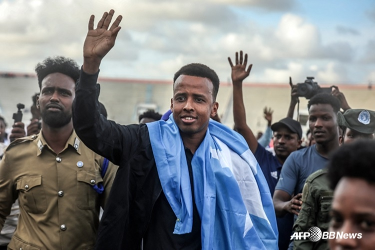 Omar Artan (giữa) được chào đón nồng nhiệt ở quê hương Somalia. /AFPBBNews = Tin tức 1
