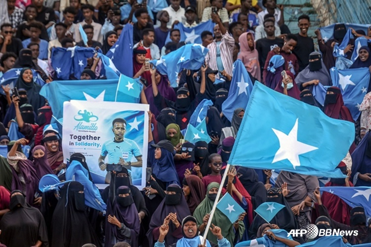 Người Somali ủng hộ Omar Artan. /AFPBBNews = Tin tức 1