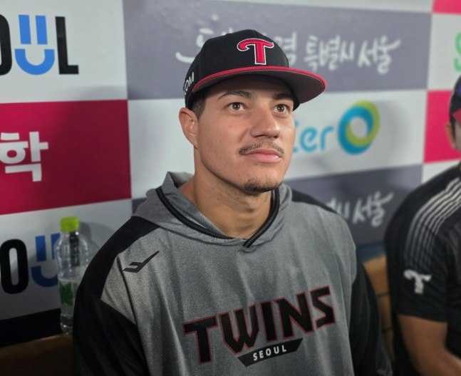 Yacel Riose, el nuevo lanzador extranjero de LG, concedió una entrevista a los medios tras llevar a su equipo a la victoria en el partido contra SSG en Jamsil el día 10. /foto=periodista Kim Dong-yoon