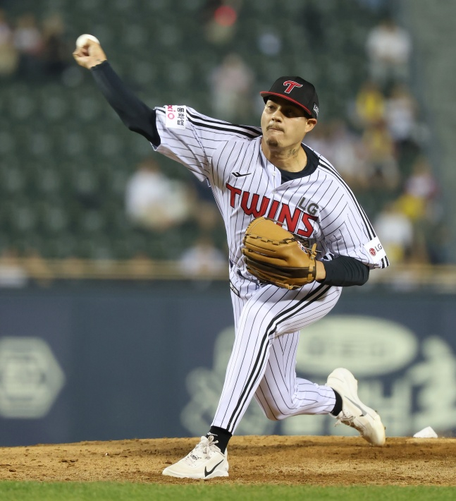 Yacel Riose, el nuevo lanzador extranjero de LG, lanza con fuerza en el partido contra SSG en Jamsil el día 10. /Foto=proporcionado por LG Twins