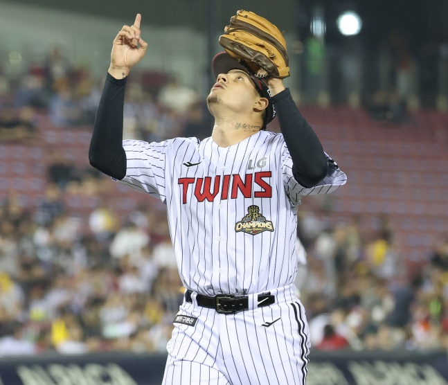 Yacel Riose, el nuevo lanzador extranjero de LG, lanza con fuerza y realiza una ceremonia en el partido contra SSG en Jamsil el día 10. /Foto=proporcionado por LG Twins