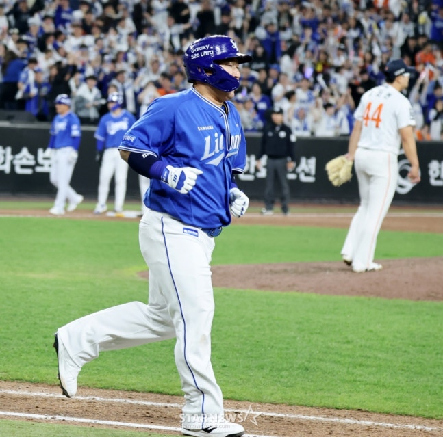 三星(サムスン)の崔炯宇(チェ·ヒョンウ)が今年4月14日、大田(テジョン)でのハンファ戦の9回表、押し出し四球を得て1塁に出ている。(写真の中の人物は記事の特定内容とは関係ない)/写真=スターニュース