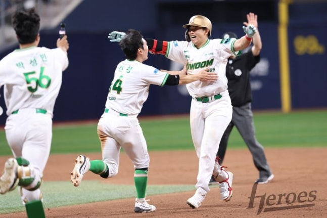 5月20日のSSG戦で2日連続サヨナラ安打を打って喜ぶキウムの金ウンビン(右)。 /写真=キウムヒーローズ