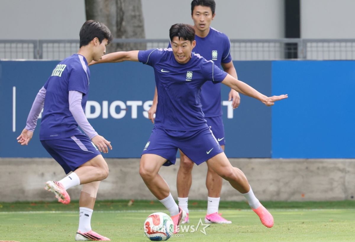 Son Heung-min (giữa) đang cố gắng đột phá trong quá trình huấn luyện một ngày trước trận đấu với Cộng hòa Séc. /Ảnh = Người chờ đợi Kim Jin Kyung