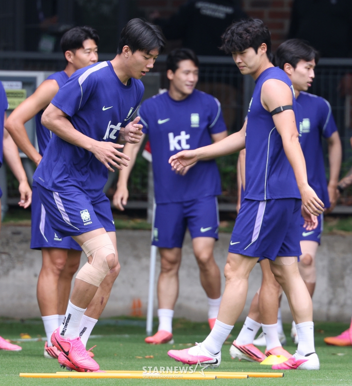 Kim Tae-hyun đang nhìn Lee Han-beom (trái) trong khi huấn luyện đội tuyển bóng đá quốc gia Hàn Quốc. /Ảnh = Người chờ đợi Kim Jin Kyung