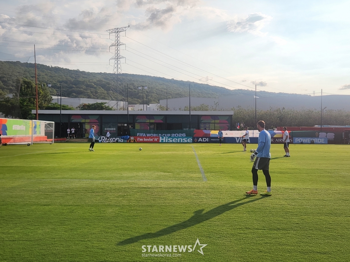 Three Czech goalkeepers are conducting passing drills. /Photo=Reporter Park Geon-do